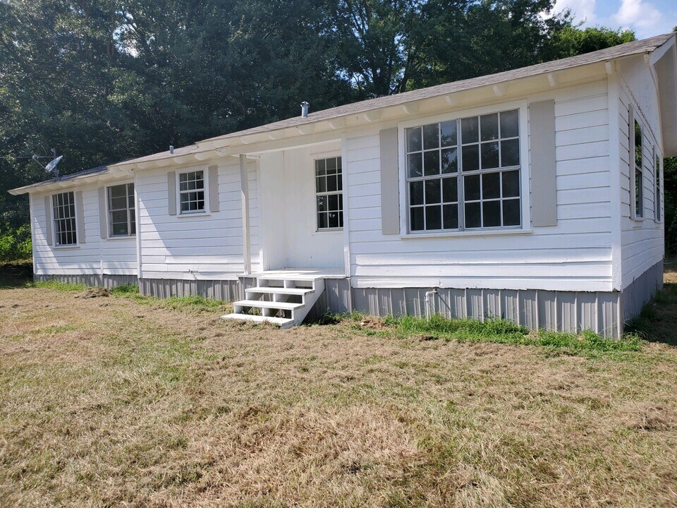 8240 TX-154 in Gilmer, TX - Building Photo