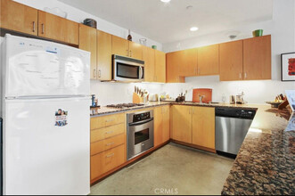 285 W 6th St, Unit 221 in San Pedro, CA - Building Photo - Building Photo