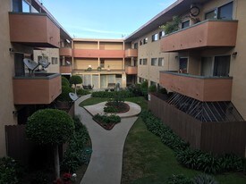 805 Glenway Dr, Unit 217 in Inglewood, CA - Building Photo