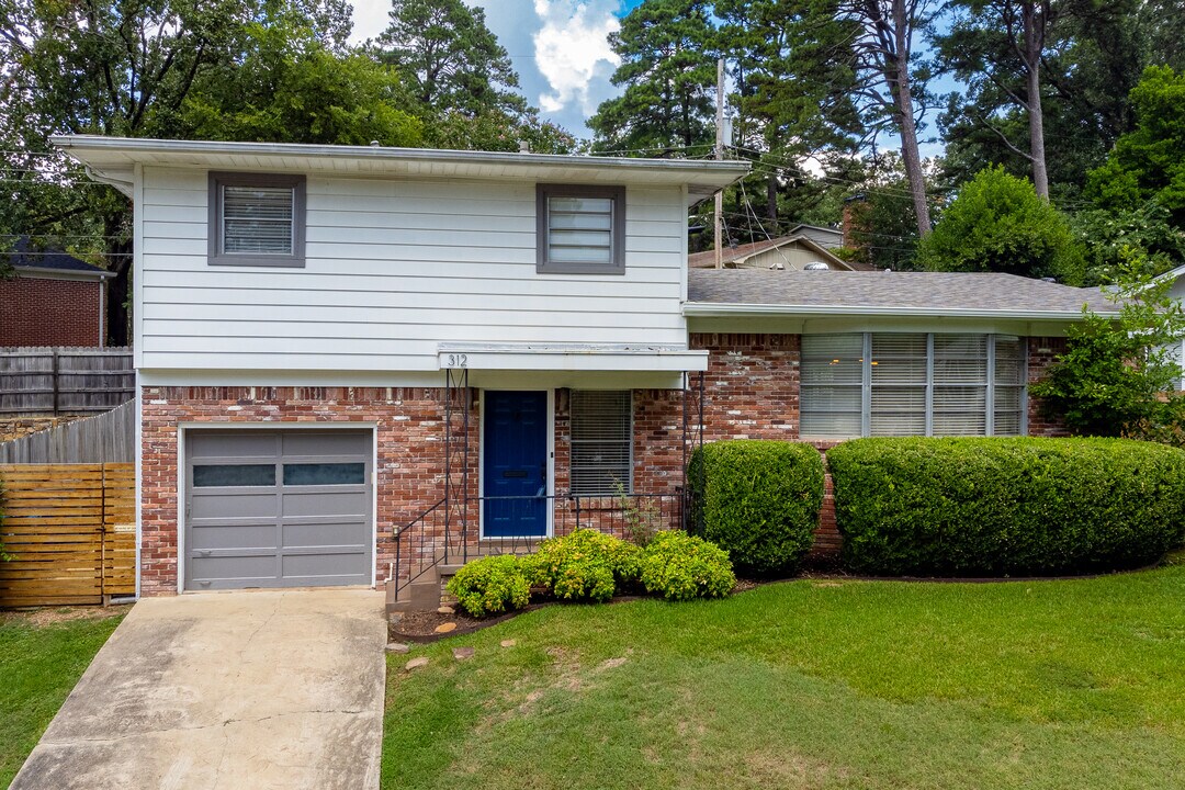 312 Schoolwood Ln in Cammack Village, AR - Building Photo