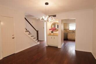 926 Memorial Village Dr in Houston, TX - Building Photo - Building Photo