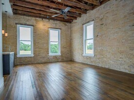 110 S Main St in Elgin, TX - Building Photo