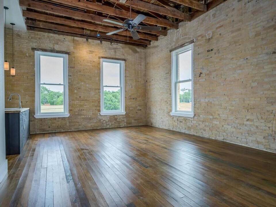 110 S Main St in Elgin, TX - Building Photo