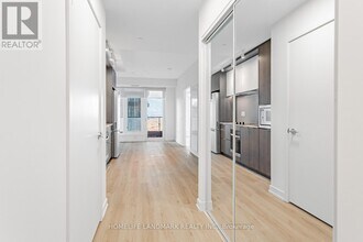 395 Square One Dr in Mississauga, ON - Building Photo - Building Photo