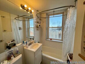 108 Myrtle St, Unit 18 in Boston, MA - Foto de edificio - Building Photo