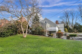 6 Club Way in Eastchester, NY - Foto de edificio - Building Photo