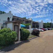 Quarter Inn Apartments in Jackson, MS - Building Photo - Building Photo