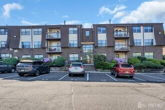 812 Green Hollow Dr in Woodbridge Township, NJ - Building Photo - Building Photo