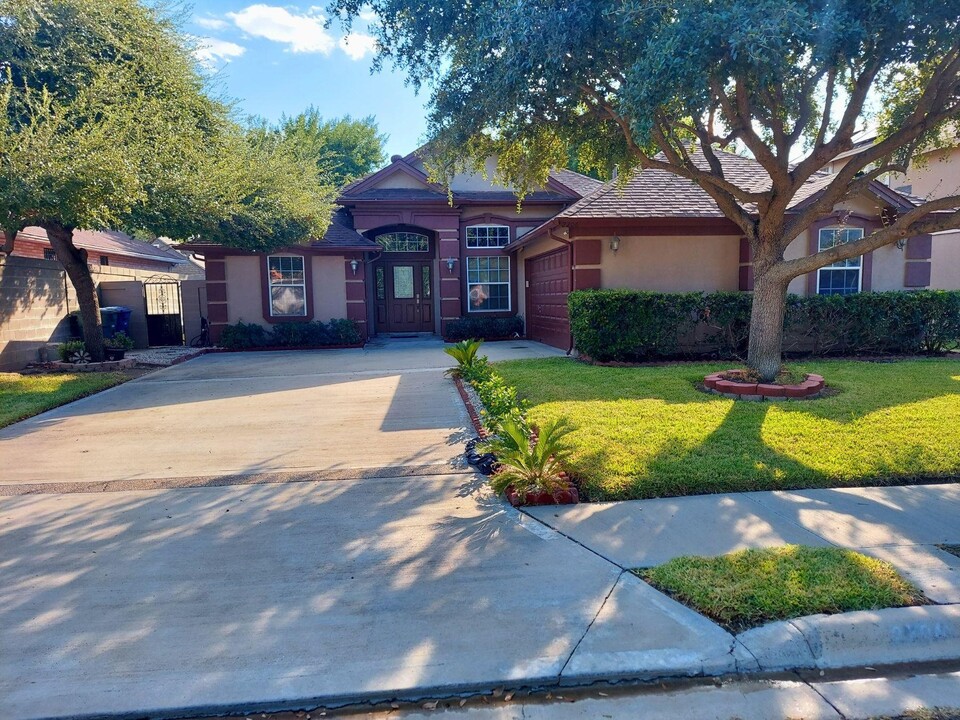 2206 Calle Chiquita Ct in Laredo, TX - Foto de edificio