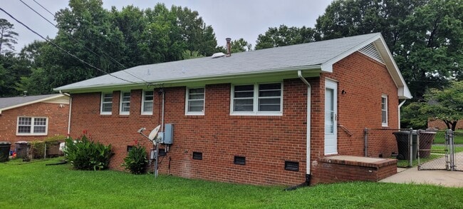 2111 Carpenter St in Greensboro, NC - Building Photo - Building Photo