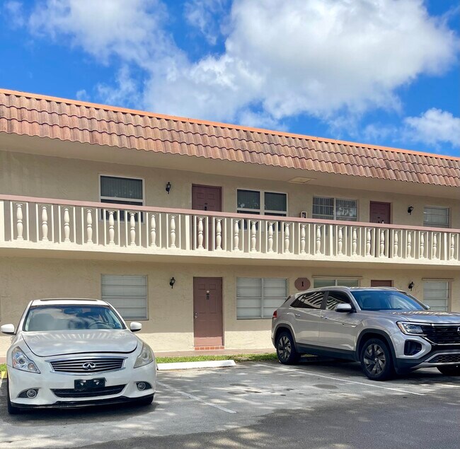 3777 NW 78th Ave in Hollywood, FL - Foto de edificio - Building Photo