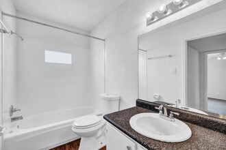 Deer Park Gardens in Deer Park, TX - Foto de edificio - Interior Photo