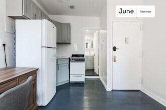 324 1/2 East 8 Street in New York, NY - Foto de edificio - Building Photo