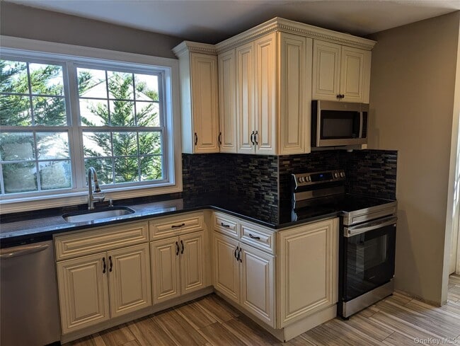 12 Maple Ct in Bay Shore, NY - Building Photo - Building Photo