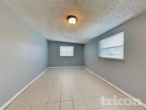 9228 82nd Way in Seminole, FL - Foto de edificio - Building Photo