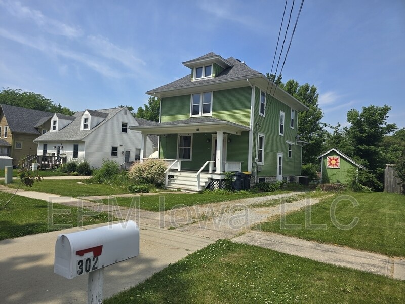 302 Long St in Williamsburg, IA - Building Photo
