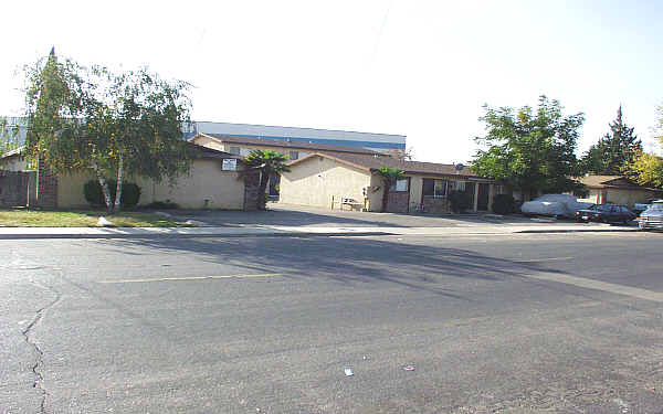 471 Birdwell St in Oakdale, CA - Building Photo