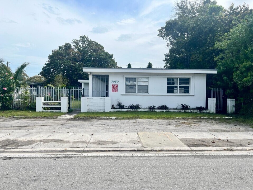 3050 NW 135th St in Opa Locka, FL - Building Photo