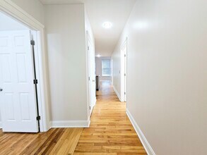 236 S Elm St, Unit Apt. D in Greensboro, NC - Foto de edificio - Building Photo