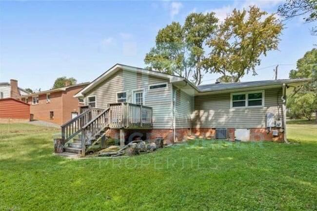 1212 Brookwood Dr in Winston-Salem, NC - Building Photo - Building Photo
