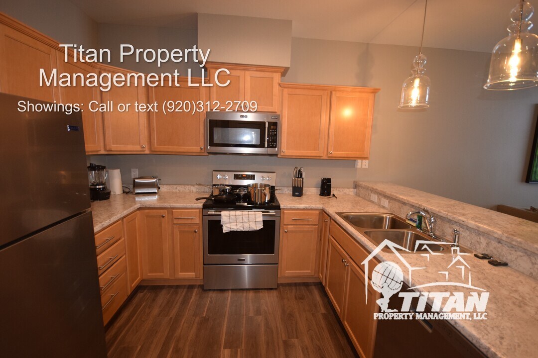 653 N Waldoch Dr in Appleton, WI - Building Photo