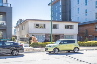 143 4th St E in North Vancouver, BC - Building Photo