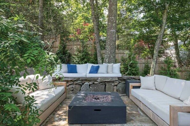 77 Northside Dr in Sag Harbor, NY - Building Photo - Building Photo