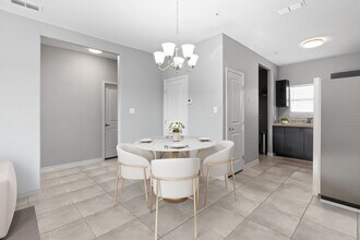 The Apartments at Riverhill in Laredo, TX - Foto de edificio - Building Photo