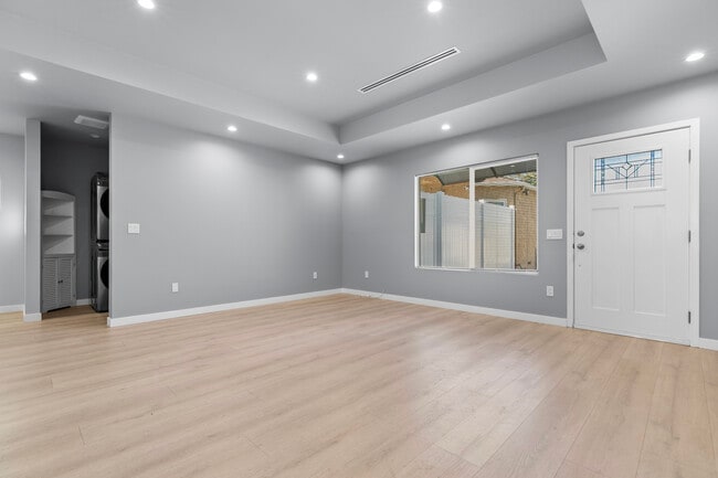 14422 Judd St in Pacoima, CA - Foto de edificio - Building Photo