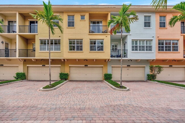 2562 Gardens Pkwy in Palm Beach Gardens, FL - Building Photo - Building Photo