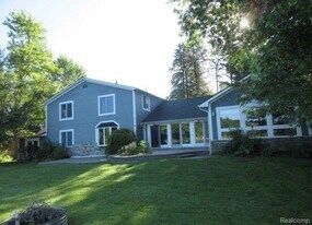 4870 Lakeview Blvd in Village of Clarkston, MI - Building Photo