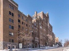 Gleneagles Complex in Montréal, QC - Building Photo