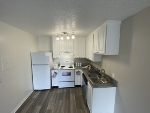 1005 Hickory Hill Ln in Nashville, TN - Foto de edificio - Building Photo