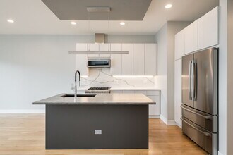 680 N Milwaukee Ave in Chicago, IL - Building Photo - Building Photo