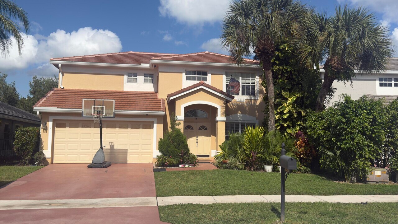 1622 S Club Dr in Wellington, FL - Building Photo