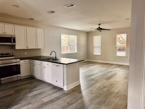 511 S Center St in Arlington, TX - Building Photo - Building Photo
