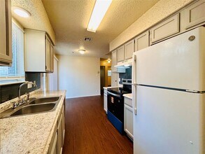 8802 Pineridge Dr in Austin, TX - Building Photo - Building Photo