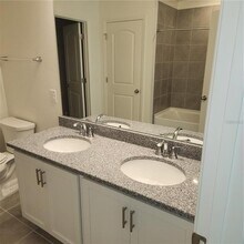 37410 MacKenzie Dr in Zephyrhills, FL - Building Photo - Building Photo