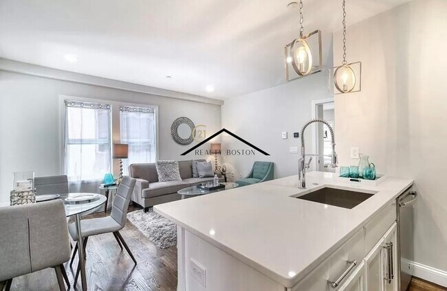 51 Havre St, Unit 1 in Boston, MA - Foto de edificio - Building Photo