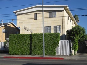 15349 Vanowen St in Van Nuys, CA - Foto de edificio - Building Photo