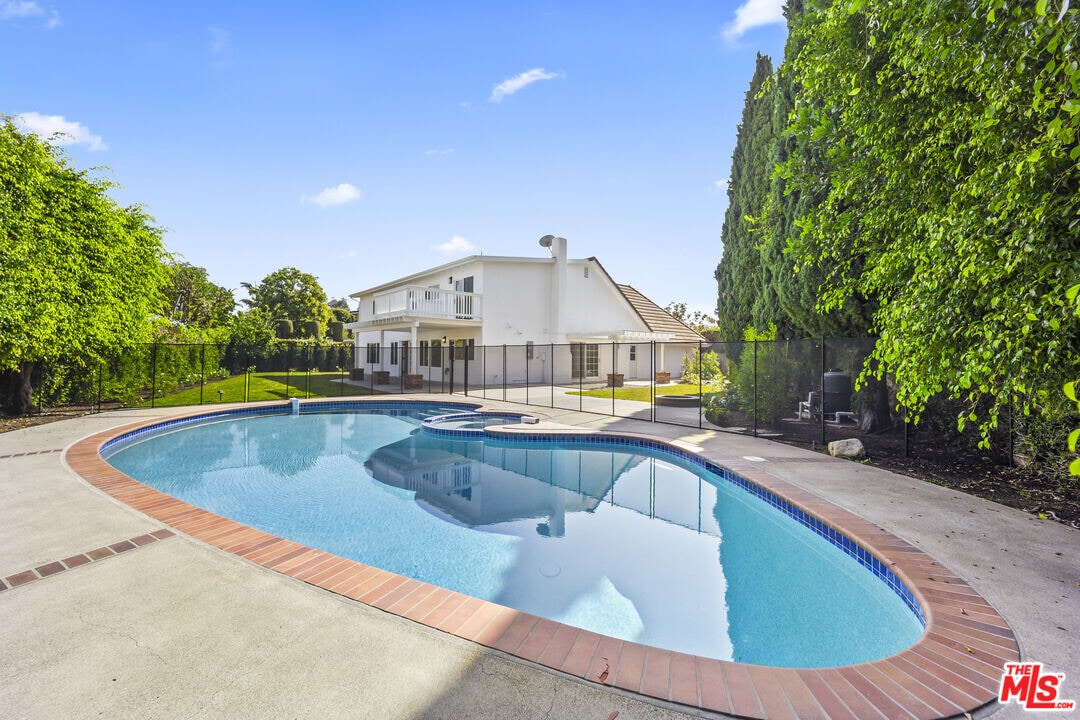 15151 Marne Cir in Irvine, CA - Foto de edificio