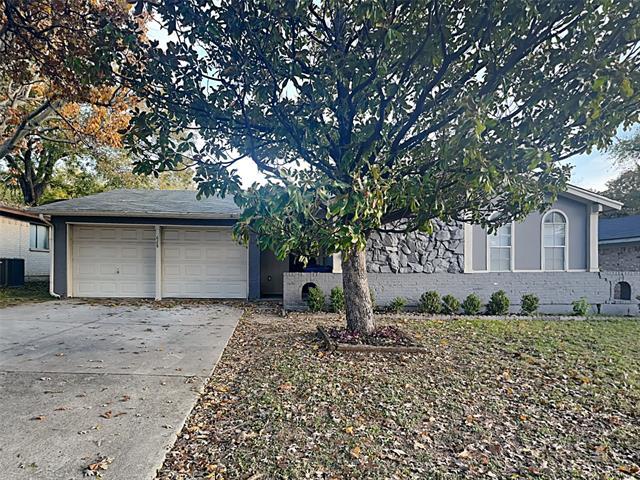 628 E Renfro St in Burleson, TX - Building Photo