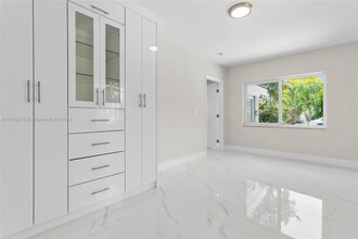 1140 NE 183rd St in North Miami Beach, FL - Foto de edificio - Building Photo