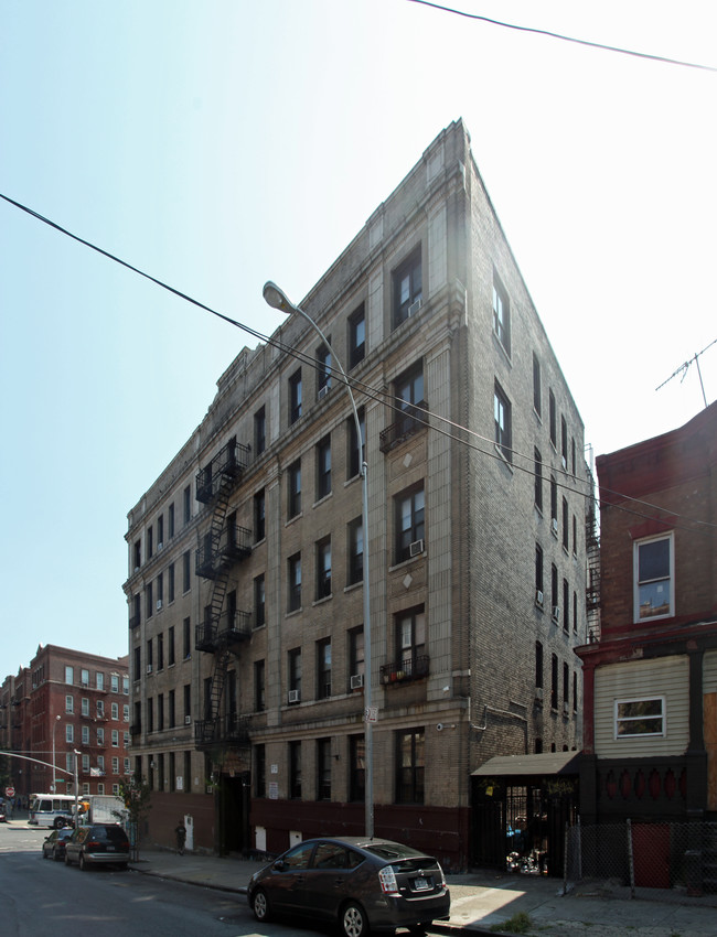 104 W 190th St in Bronx, NY - Foto de edificio - Building Photo