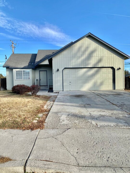 3336 NE Cruise Loop in Bend, OR - Building Photo