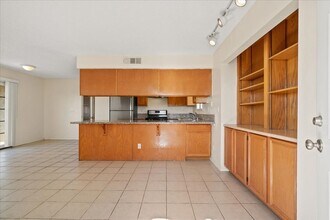 101 Luna Way in Las Vegas, NV - Building Photo - Building Photo