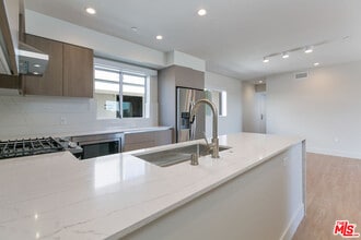 11837 Mayfield Ave in Los Angeles, CA - Building Photo - Building Photo