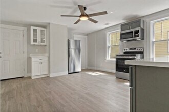 1540 Purchase St, Unit 2 in New Bedford, MA - Foto de edificio - Building Photo