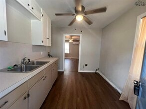 407 N Victoria Ave in Iowa Park, TX - Building Photo - Building Photo