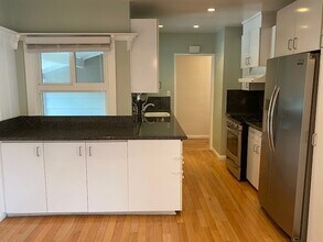 5356 Yolanda Ave in Tarzana, CA - Building Photo - Building Photo